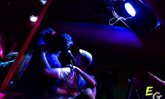 Risas, cambios de guitarras, un cumpleaños y mucho ambiente en el concierto de Antártico