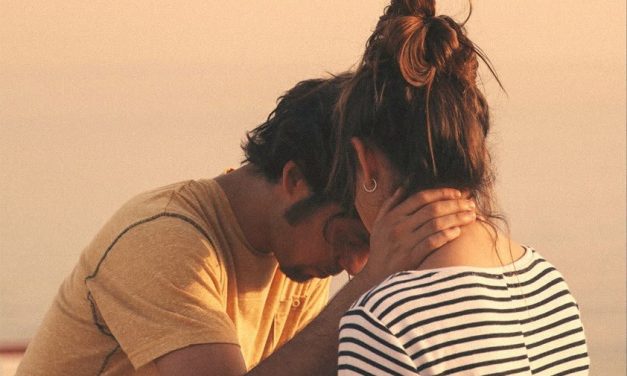 Poesía, detalle, minimalismo y humanidad en «Los Amores Cobardes»