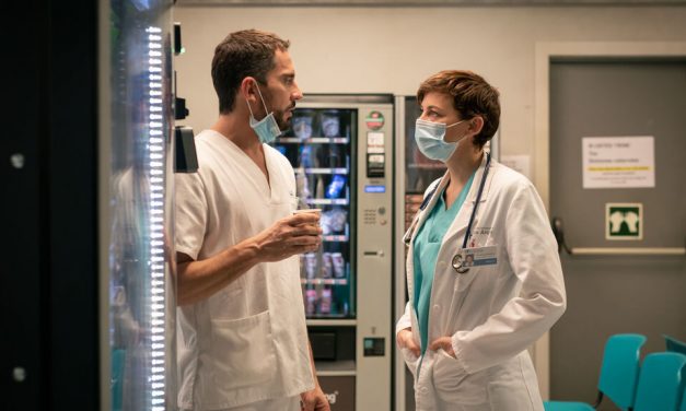 «Besos al aire» llega a Disney+: la comedia romántica que homenajea a los sanitarios