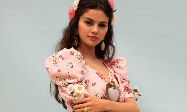 Selena Gómez defiende el amor propio en «De Una Vez», su regreso al español después de diez años