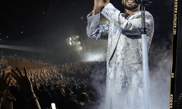 Maluma se da un baño de premios