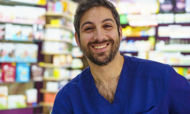 ‘Nadie nace sabiendo’, de Farmacéutico Fernández: un libro para romper «mitos» sobre sexualidad y salud