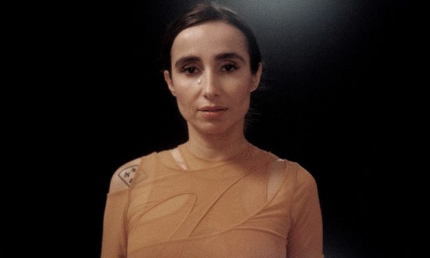Zahara presenta ‘la hostia de dios’ en el aniversario de ‘PUTA’
