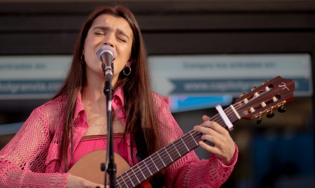 Amaia aparece por sorpresa en Gran Vía para presentar su disco ‘Cuando no sé quién soy’