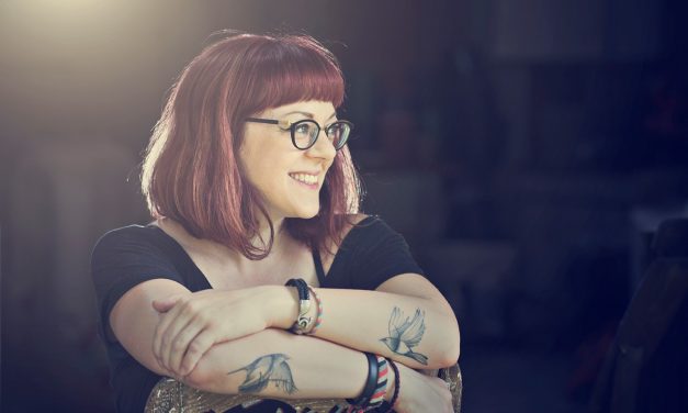ENTREVISTA | V.E. Schwab: “Escribir el primer borrador es un acto destinado a fallar”