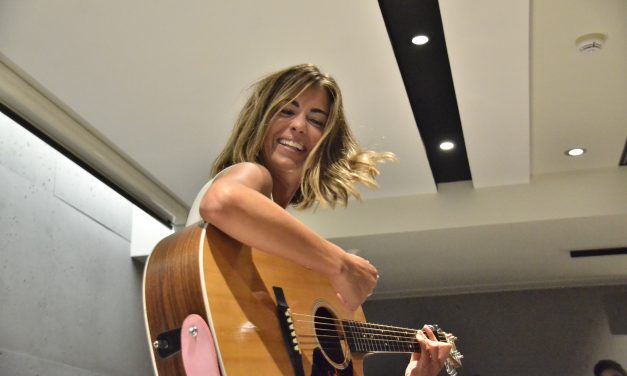 ENTREVISTA | Sofía Ellar: «Tenía ganas de volver a desvirtualizarnos, abrazaros y compartir algo tan bonito como es un disco»