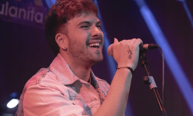 Javy Ramírez hace magia en directo con su guitarra y su voz