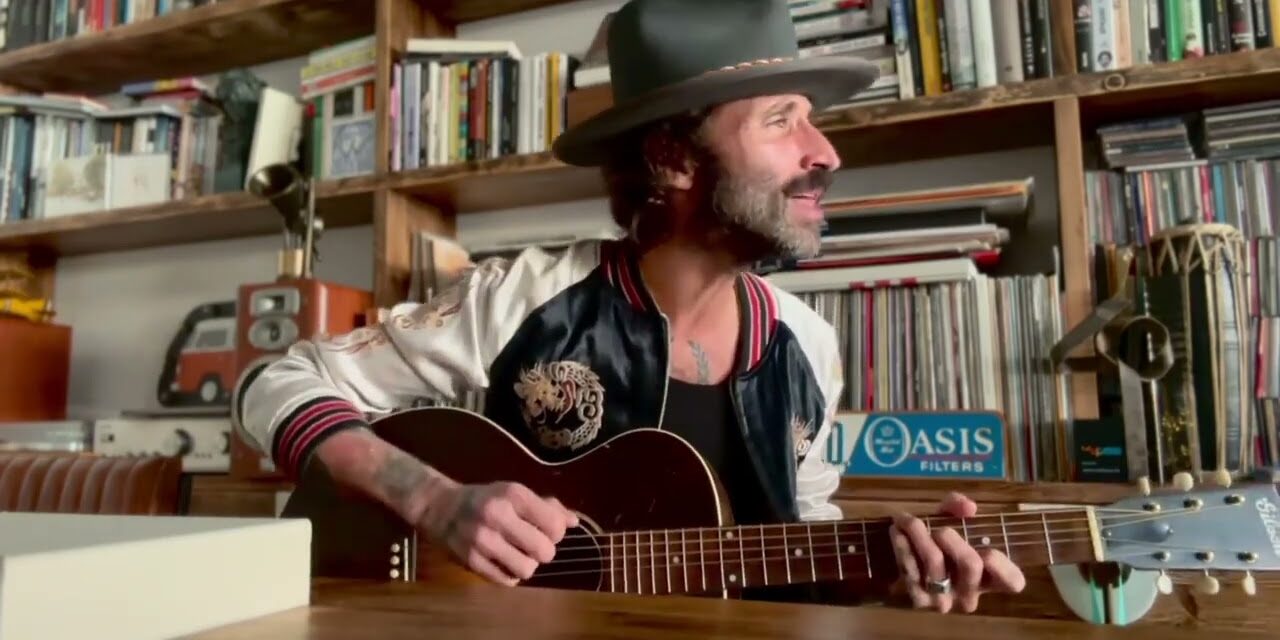 Leiva sorprende con una nueva canción en acústico: ‘La voz de alarma’