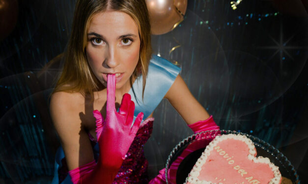 Paula Koops presenta al ‘Novio del año’ en su nuevo éxito