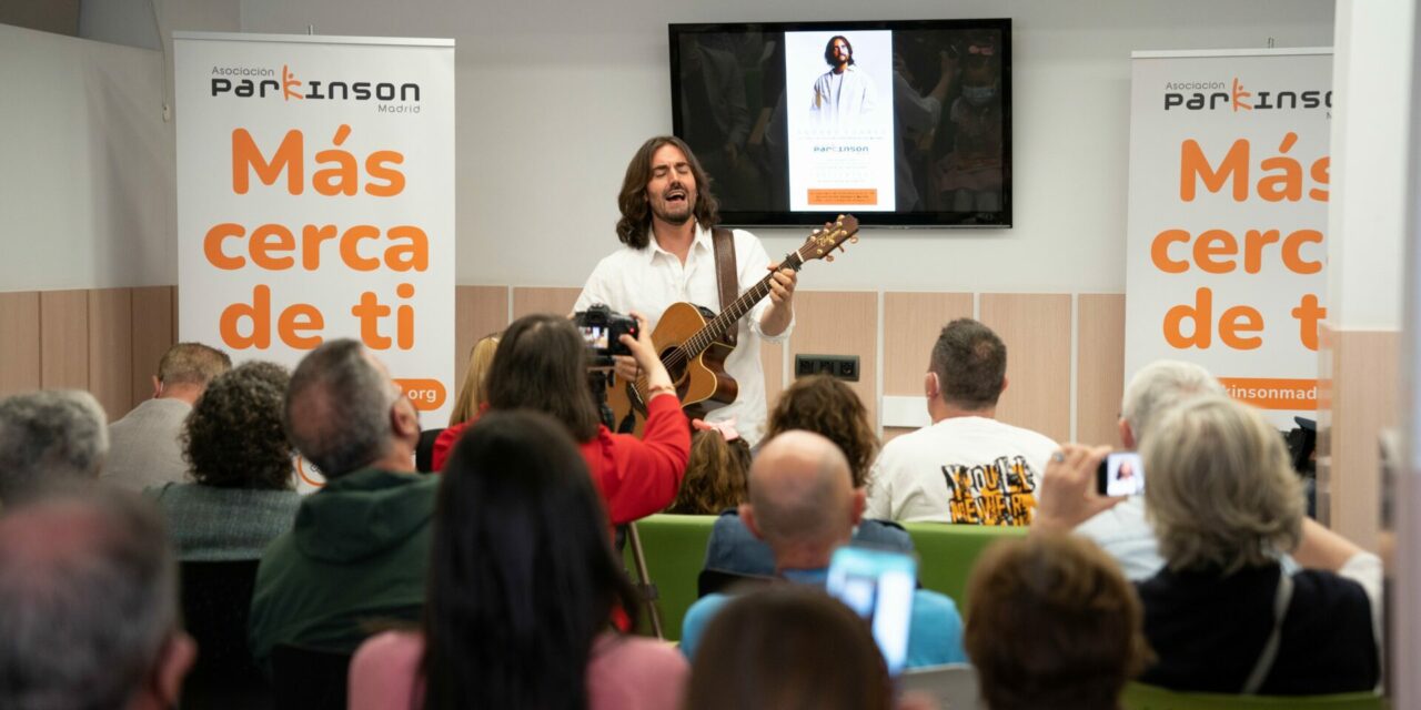 Andrés Suárez conmemora el Día Mundial del Parkinson con el videoclip de ‘Valientes’