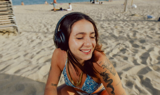Suu publica el videoclip de ‘Postal Barata’