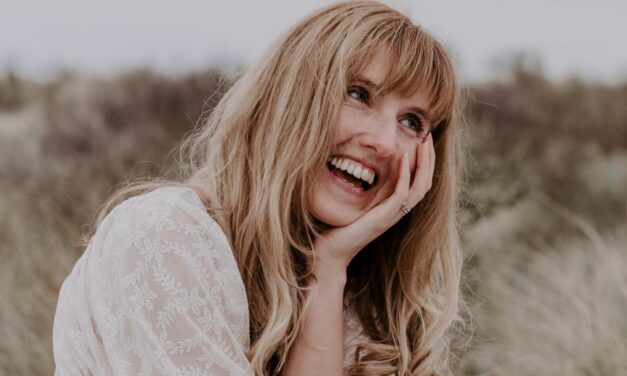 Claire Daverley publica ‘Conversaciones Contigo’, su debut literario