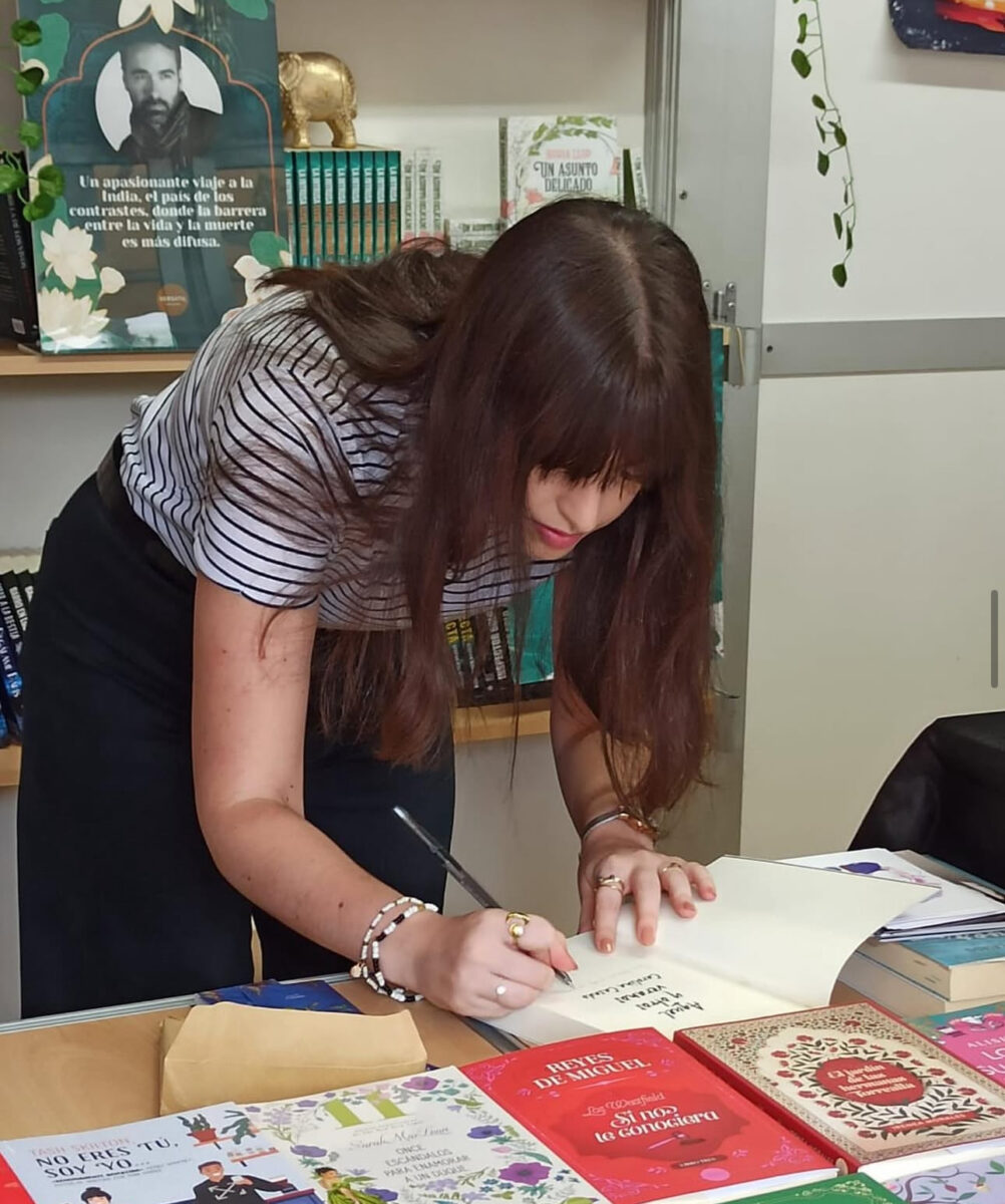 Carolina Casado firmando ejemplares en Murcia | Fotografía: @carolinacasadom