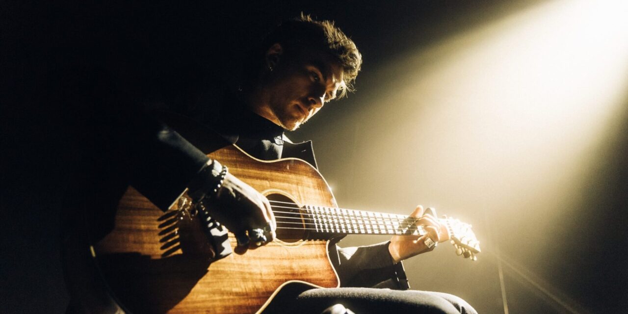 Andrés Koi nos lleva al mar (y al desamor) con su nueva canción ‘Me fui de vacaciones’