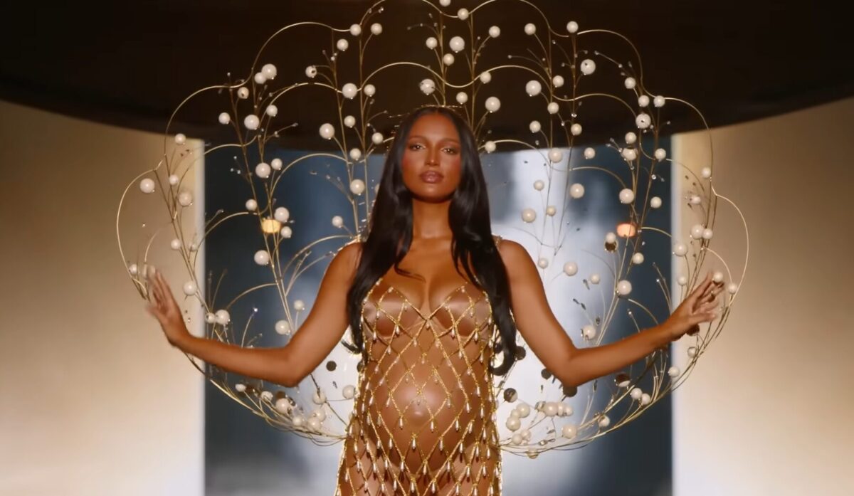 Jasmine Tookes en la pasarela de Victoria's Secret 2025 Victoria's Secret 2025