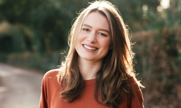 Encuentro con Beth O’Leary sobre ‘A la deriva contigo’: un amor que transforma y conecta