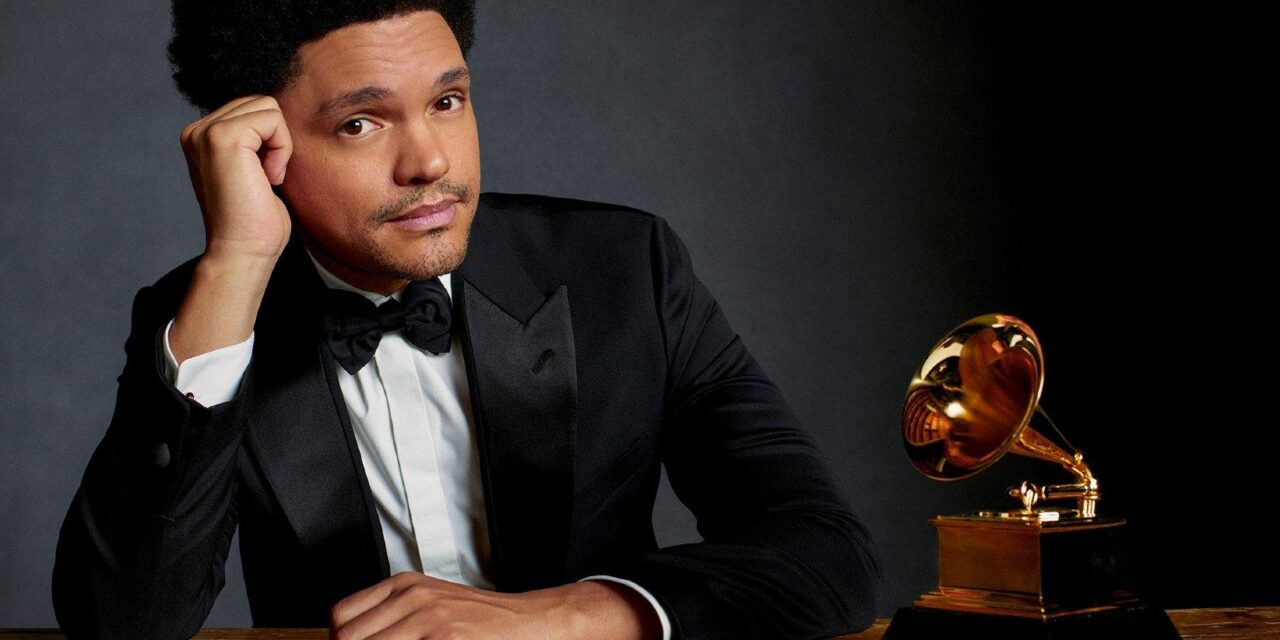 ¿Quién presenta los Grammy 2026? Todo sobre Trevor Noah