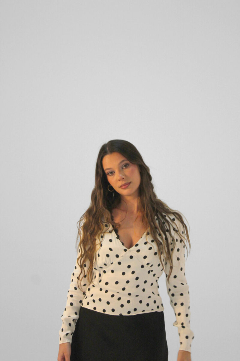 Julia Debis destaca dentro de la esfera de artistas canarios emergentes | Fotografía: Cedida por M2 Music Group