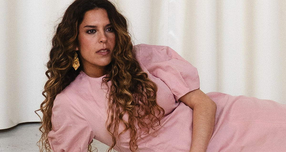Inés Fonseca presenta ‘Ojito Derecho’, el nuevo capítulo de su universo ‘AURA’ tras su reconocimiento en los Premios Talento Latino 2026